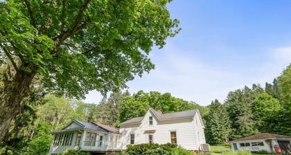 Cozy Getaway in Colborne with great Hiking trails in 95 Acres of land