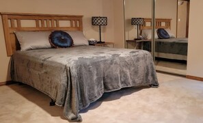 3 bedrooms, in-room safe, desk, iron/ironing board