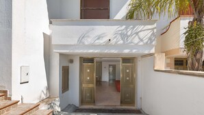 A white building with a staircase leading to a door. - 2815 Villetta la Siepe - Appartamento B by Barbarhouse (Taviano)