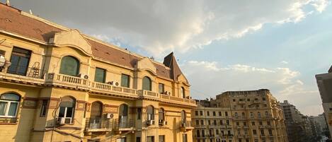 Un edificio de varios pisos con balcones y un patio central.