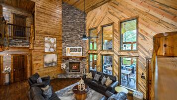 Kamin, Videospiele, Tischfußball, Tischtennisplatte