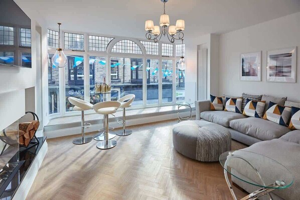 Televisión, chimenea y oficina 