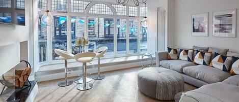 Televisión, chimenea y oficina