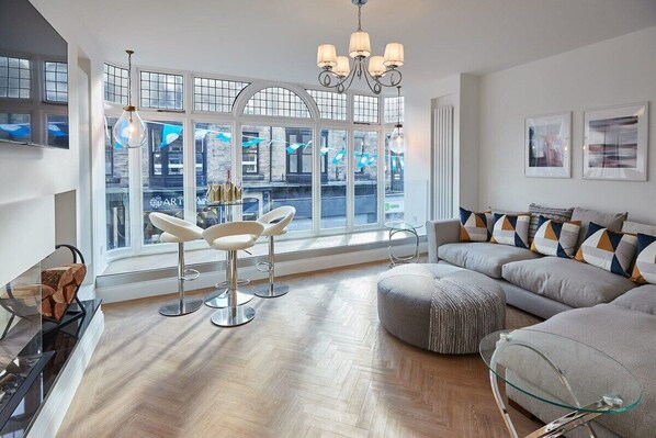 Télévision, cheminée, espaces bureaux