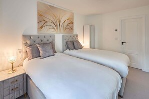 2 chambres, bureau, fer et planche à repasser, lit parapluie