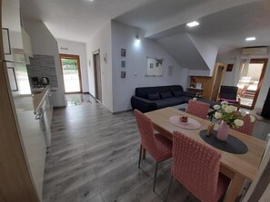 Apartment (Two Bedroom Apartment with Terrace) | Wohnzimmer | Fernseher