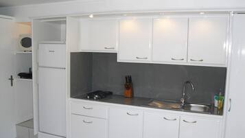 Een koelkast, een magnetron, een oven, een kookplaat