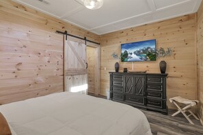 5 bedrooms, desk, iron/ironing board, WiFi - Hot Tub, Pool Table & Fire pit! Modern Farmhouse! (Logan)