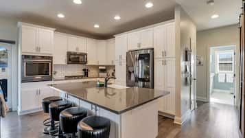 Geladeira, micro-ondas, fogão, cooktop