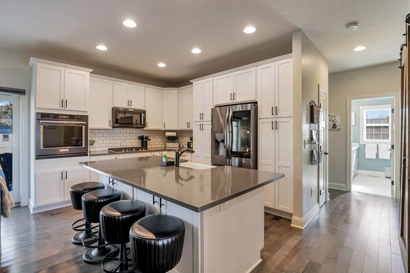 Fridge, microwave, oven, stovetop - Hot Tub, Pool Table & Fire pit! Modern Farmhouse! (Logan)