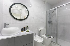 Dusche, Haartrockner, Bidet, Handtücher