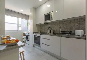 Réfrigérateur, four à micro-ondes, un four, surface de cuisson