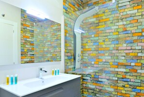 Superior Apartment | Bathroom | Shower, hair dryer, towels