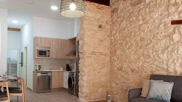 Superior appartement | Woonruimte | Een 40-inch smart-tv met digitale zenders en televisie