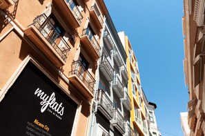 Un immeuble dont la devanture, peinte en noir, porte les inscriptions « myflats » et « Alicante City ».