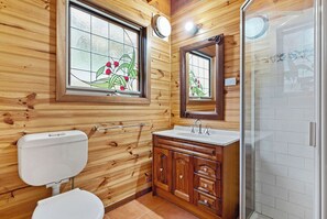 Shower, toilet paper - Stunning holiday home that has you feeling like you are in a Swiss chalet (Blairgowrie)
