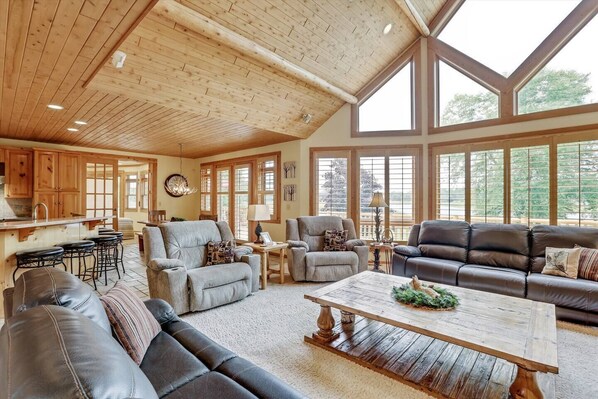 Smart-TV, Kamin, Tischfußball, Tischtennisplatte