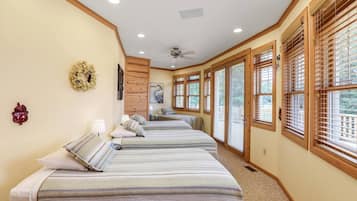 6 bedrooms, desk, iron/ironing board, free WiFi