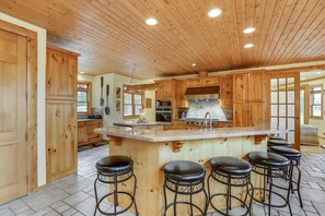 Fridge, microwave, oven, stovetop - Lakefront, golf course - "The San Angelo Lodge" (Kimball)
