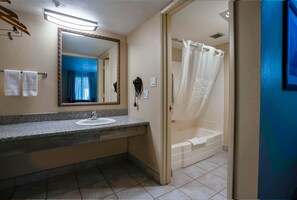 Camera Standard, 2 letti queen, non fumatori | Bagno | Combinazione doccia/vasca, asciugamani