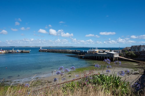 A beautiful apartment in Newlyn with two bedrooms and two bathrooms, just a short stroll from the ha