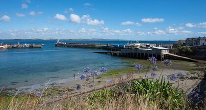 A beautiful apartment in Newlyn with two bedrooms and two bathrooms, just a short stroll from the ha
