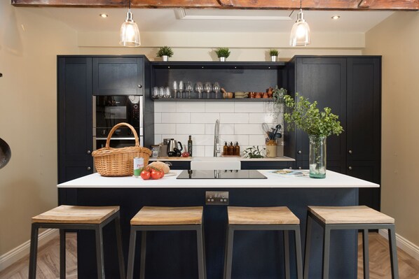 雪櫃、微波爐、焗爐、洗碗機