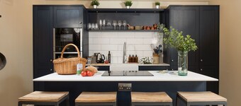 A beautiful apartment in Newlyn with two bedrooms and two bathrooms, just a short stroll from the ha