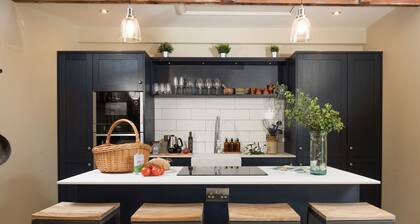 A beautiful apartment in Newlyn with two bedrooms and two bathrooms, just a short stroll from the ha