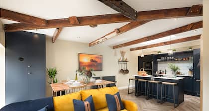 A beautiful apartment in Newlyn with two bedrooms and two bathrooms, just a short stroll from the ha