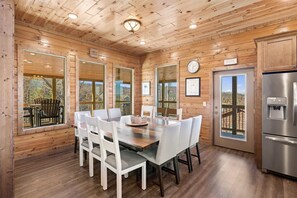 Cabin, 5 Bedrooms | Dining