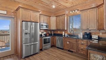 Cabin, 5 Bedrooms | Private kitchen | Fridge, oven, coffee/tea maker, toaster