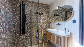 Een douche, handdoeken, zeep, toiletpapier