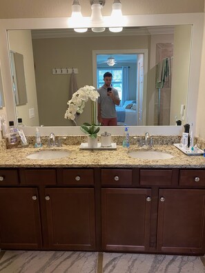 Combined shower/bathtub, hair dryer, towels