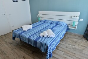 1 quarto, escrivaninha, ferros/tábuas de passar roupa, berço de viagem