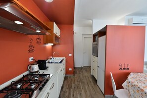 Fridge, microwave, oven, stovetop - Relaxation on the lake, just minutes from Gardaland. (Peschiera del Garda)
