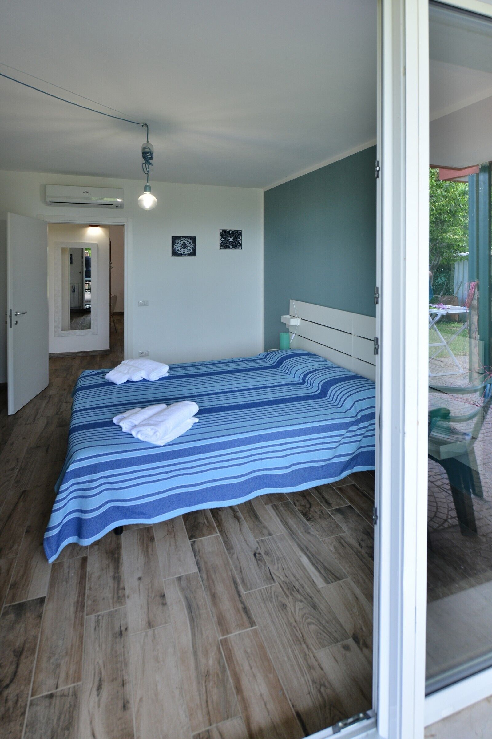 1 chambre, bureau, fer et planche à repasser, lit parapluie