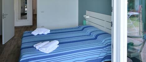 1 sovrum, skrivbord, strykjärn/strykbräda och resesäng