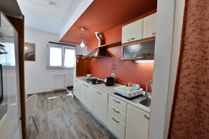 Frigorifero, microonde, forno, piano cottura