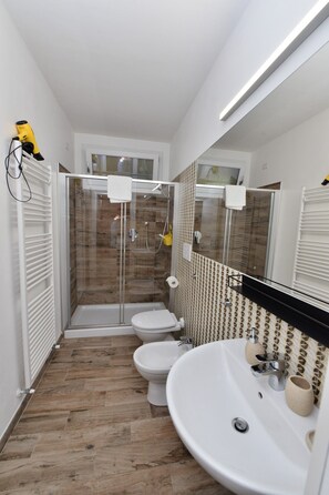 Dusche, Haartrockner, Bidet, Handtücher