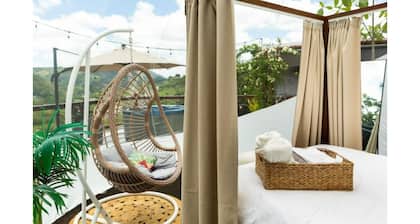 Bubble room with a view, Jacuzzi spa, kitchen.