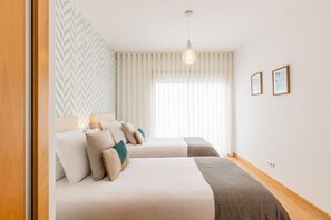 2 bedrooms, desk, iron/ironing board, free WiFi - Porto Stay @ Marquês (Porto)