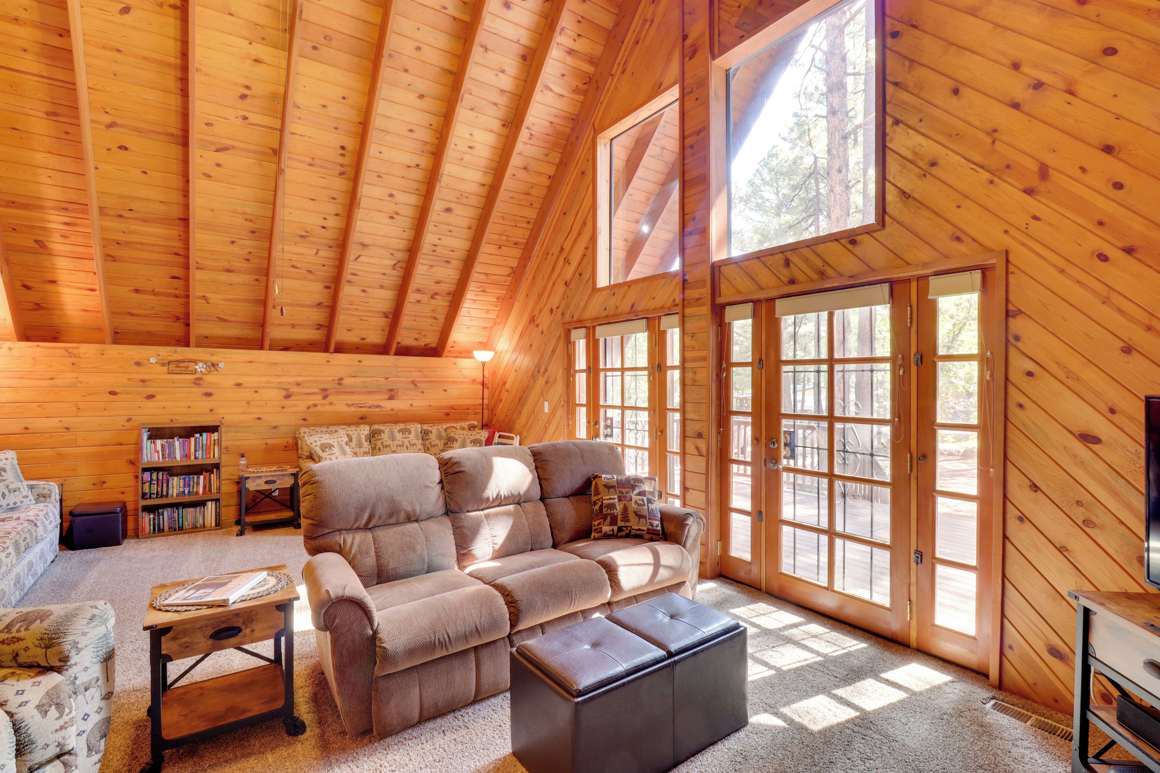 A-Frame Pinetop Cabin < 6 Mi to Rainbow Lake!