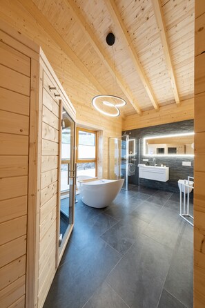 Badewanne, Haartrockner, Handtücher, Seife