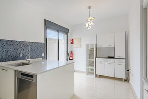 ثلاجة، ميكروويف، فرن، موقد طهي مسطح