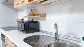 Geladeira, micro-ondas, cooktop, cafeteira/chaleira