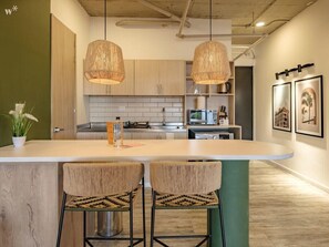 Fridge, microwave, oven, stovetop - w* | Divine Loft w/ balcony and ac in Laureles (Medellín)