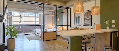 1 habitación, escritorio, tabla de planchar con plancha y wifi