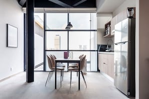 Kylskåp, mikrovågsugn, ugn och spishäll