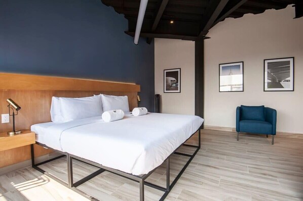1 habitación, tabla de planchar con plancha y cuna de viaje 